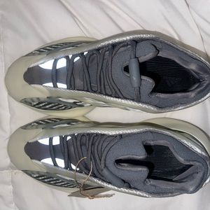 Yeezy v3 size 4